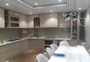Thiết kế thi công tủ bếp gỗ acrylic chữ L màu cafe sữa đẹp AC-092