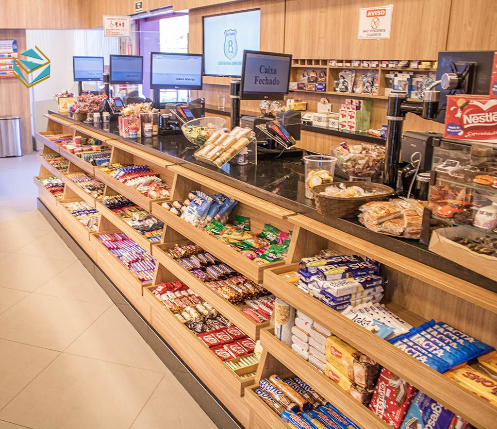 Hình ảnh mô phỏng không gian nhỏ nhưng được bố trí kệ thông minh và ánh sáng hài hòa.