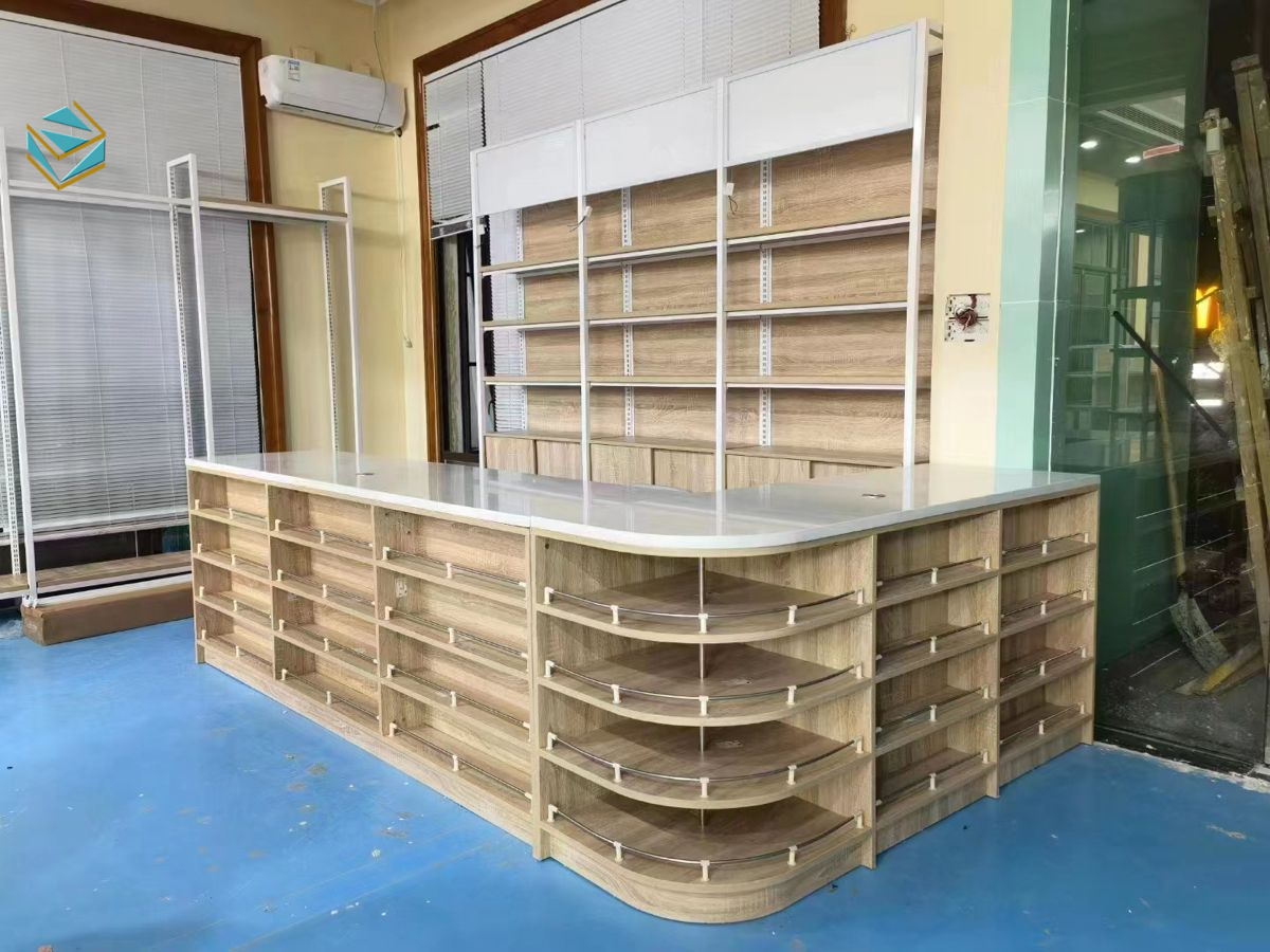 Hình ảnh kệ trưng bày rau củ và hàng khô trong cửa hàng thực phẩm sạch, đảm bảo an toàn và thẩm mỹ.