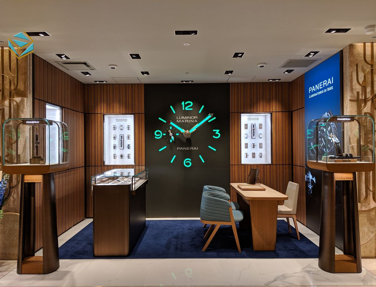 Mẫu kệ được làm từ kính cường lực và gỗ veneer cao cấp, kết hợp ánh sáng LED trắng dịu nhẹ.