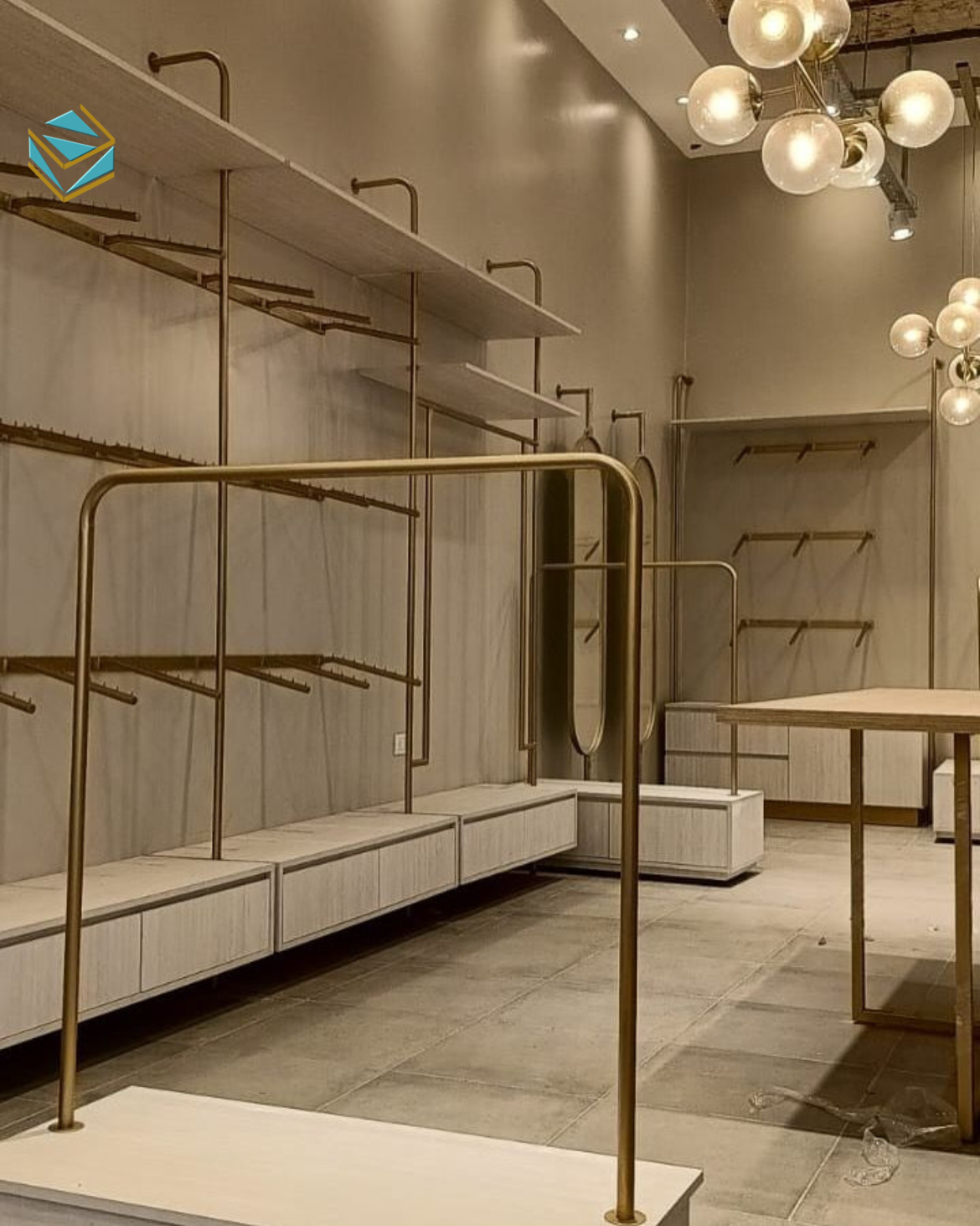 Bảng hiệu gọn gàng, ánh sáng đều và cửa kính rộng tạo hiệu ứng thu hút. Nhận diện thương hiệu rõ ràng ngay từ phía ngoài.