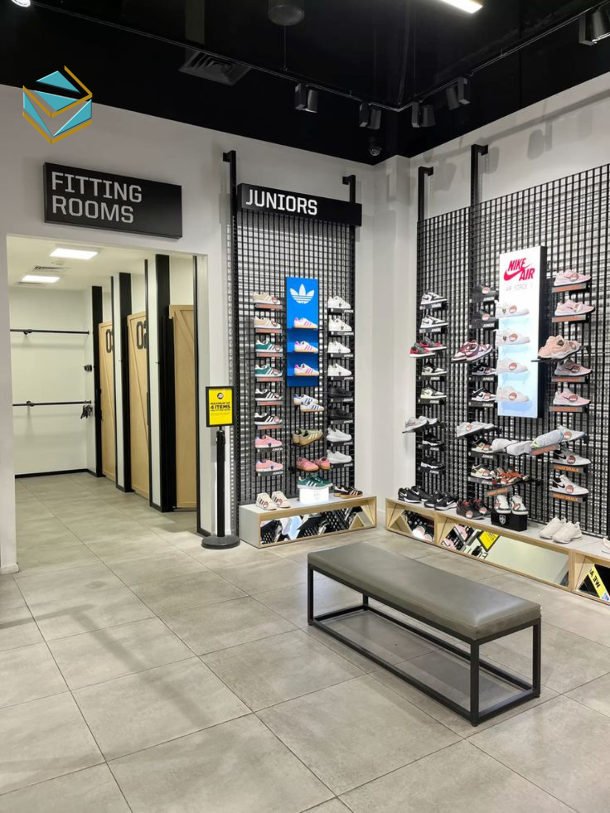 Đèn rọi 4000–5000K giúp làm nổi bật màu sắc dụng cụ thể thao.