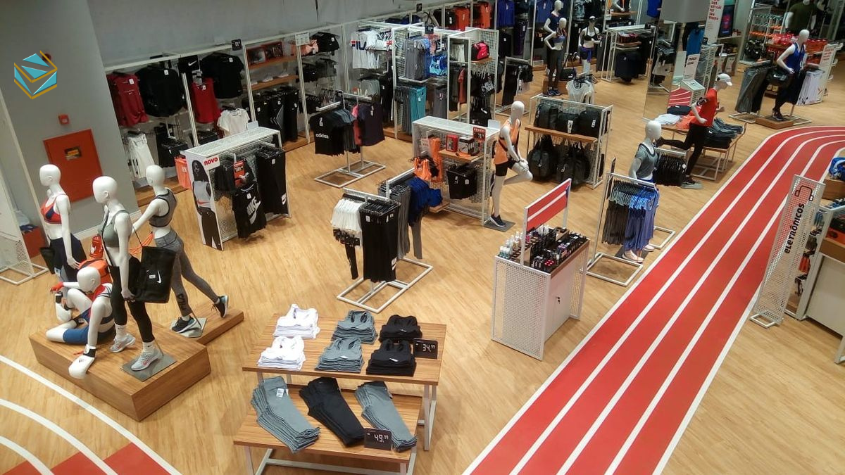 Lối đi rộng và ánh sáng rọi giúp khách dễ quan sát sản phẩm.