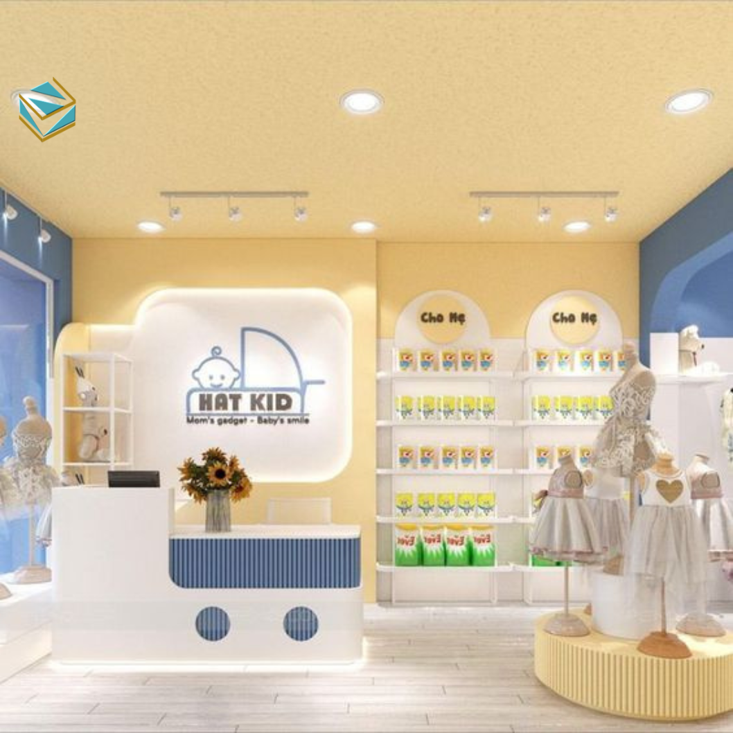 Hình ảnh mô phỏng không gian cửa hàng mẹ và bé hiện đại với kệ gỗ bo góc và ánh sáng dịu, phù hợp cho trưng bày sản phẩm sơ sinh.