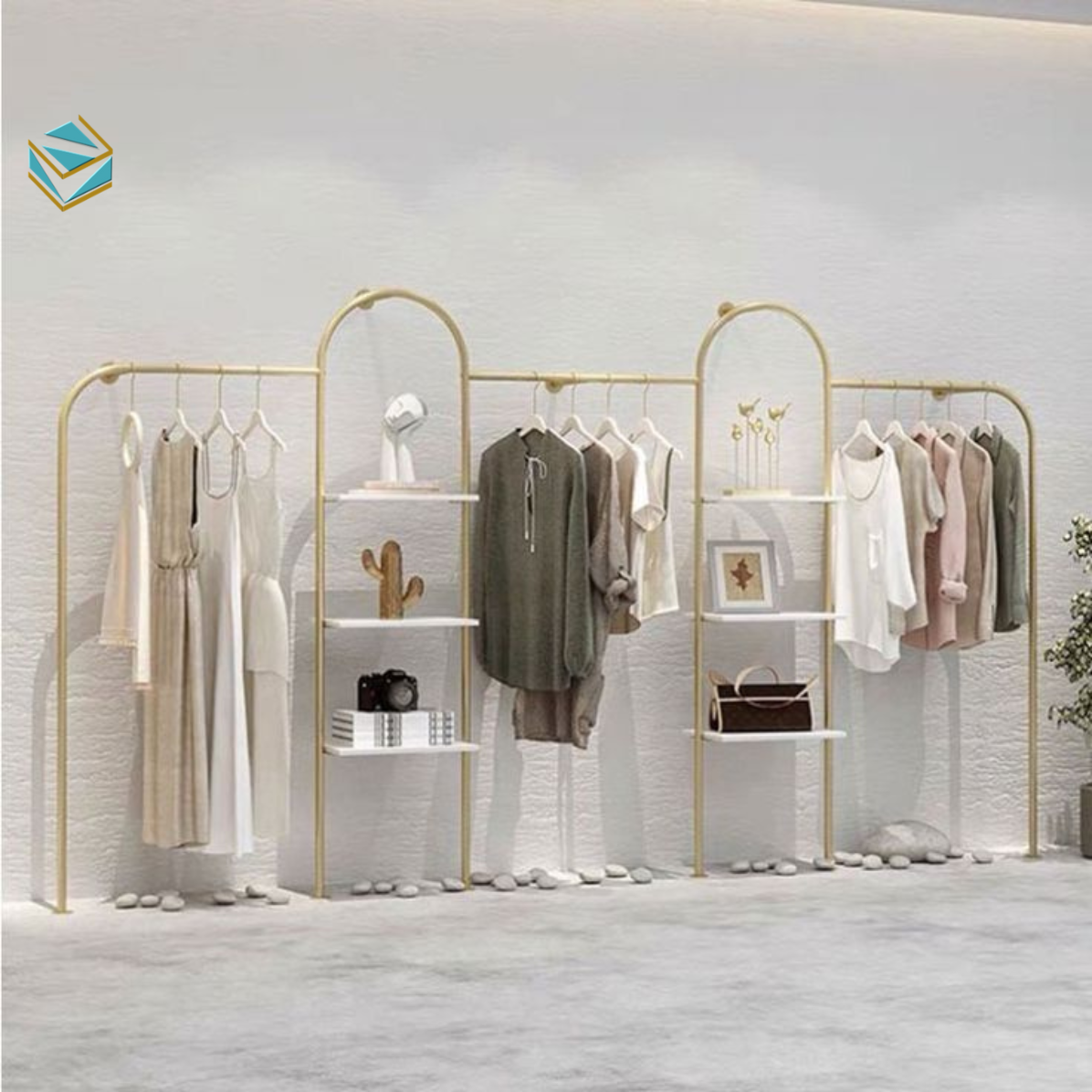 Gỗ nâu, gạch bông và ánh sáng vàng ấm tạo cảm xúc gần gũi. Trưng bày theo câu chuyện giúp ghi nhớ tốt hơn.