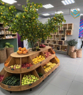 Hình ảnh phối cảnh 3D cửa hàng thực phẩm sạch theo phong cách hiện đại, sử dụng màu xanh lá, gỗ và ánh sáng sáng rõ.