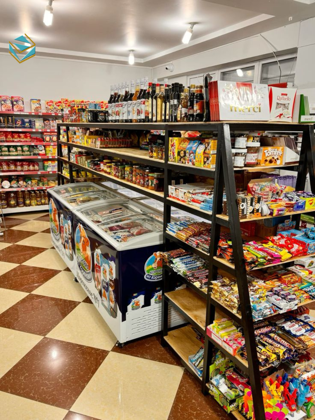 Đèn LED trắng 5000K giúp làm nổi bật sản phẩm và mang lại cảm giác sạch sẽ, tươi sáng cho cửa hàng.