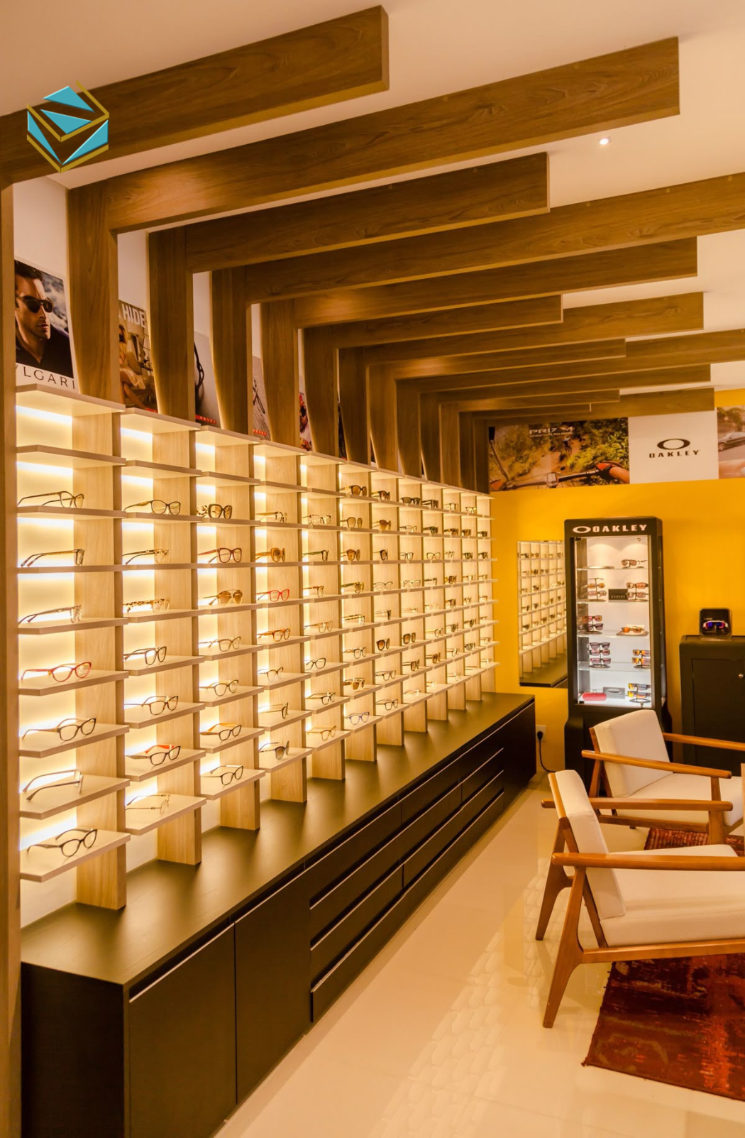 Hệ đèn nền, đèn rọi và đèn nhấn được bố trí hợp lý giúp sản phẩm nổi bật, tránh chói và nâng cao trải nghiệm khách hàng.