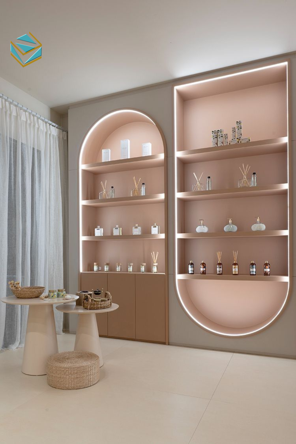 Thiết kế salon tóc chú trọng khoảng cách ghế và vị trí gương giúp thợ thao tác dễ dàng, khách ngồi thoải mái hơn.