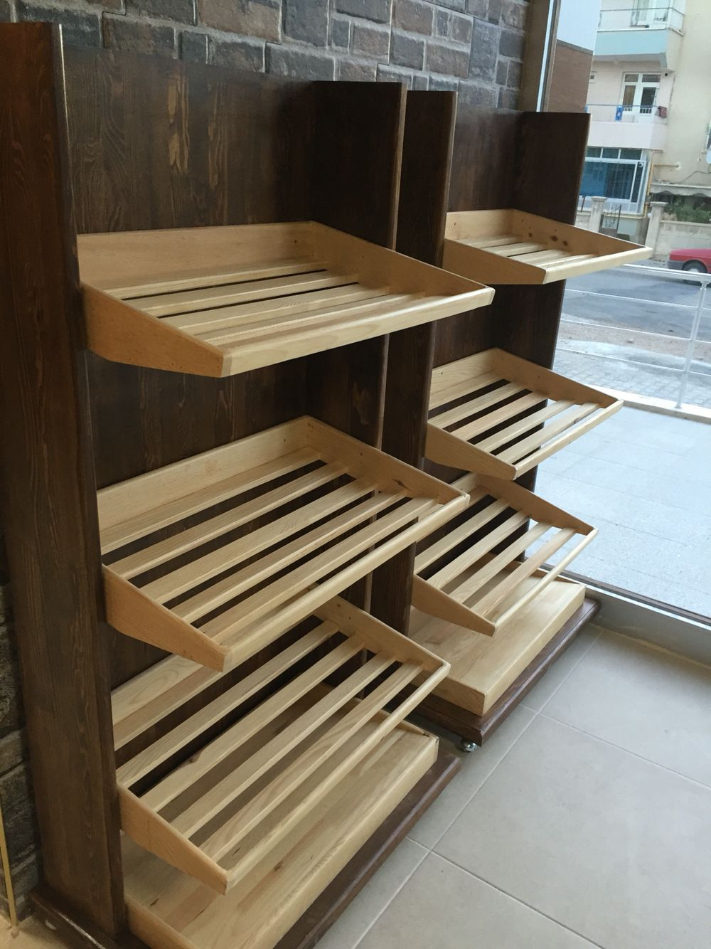 Mái che gỗ cong nhẹ tạo phong cách vintage và tăng tính thẩm mỹ cho quầy bánh.