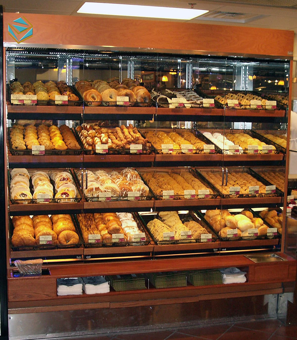 Ánh sáng LED vàng giúp làm nổi màu vỏ bánh, mang lại cảm giác ngon mắt hơn cho khách.