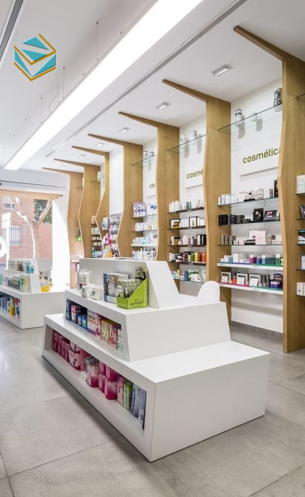 Thiết kế cửa hàng mỹ phẩm sử dụng kệ kính giúp sản phẩm high-end tỏa sáng và thu hút ánh nhìn mạnh mẽ.