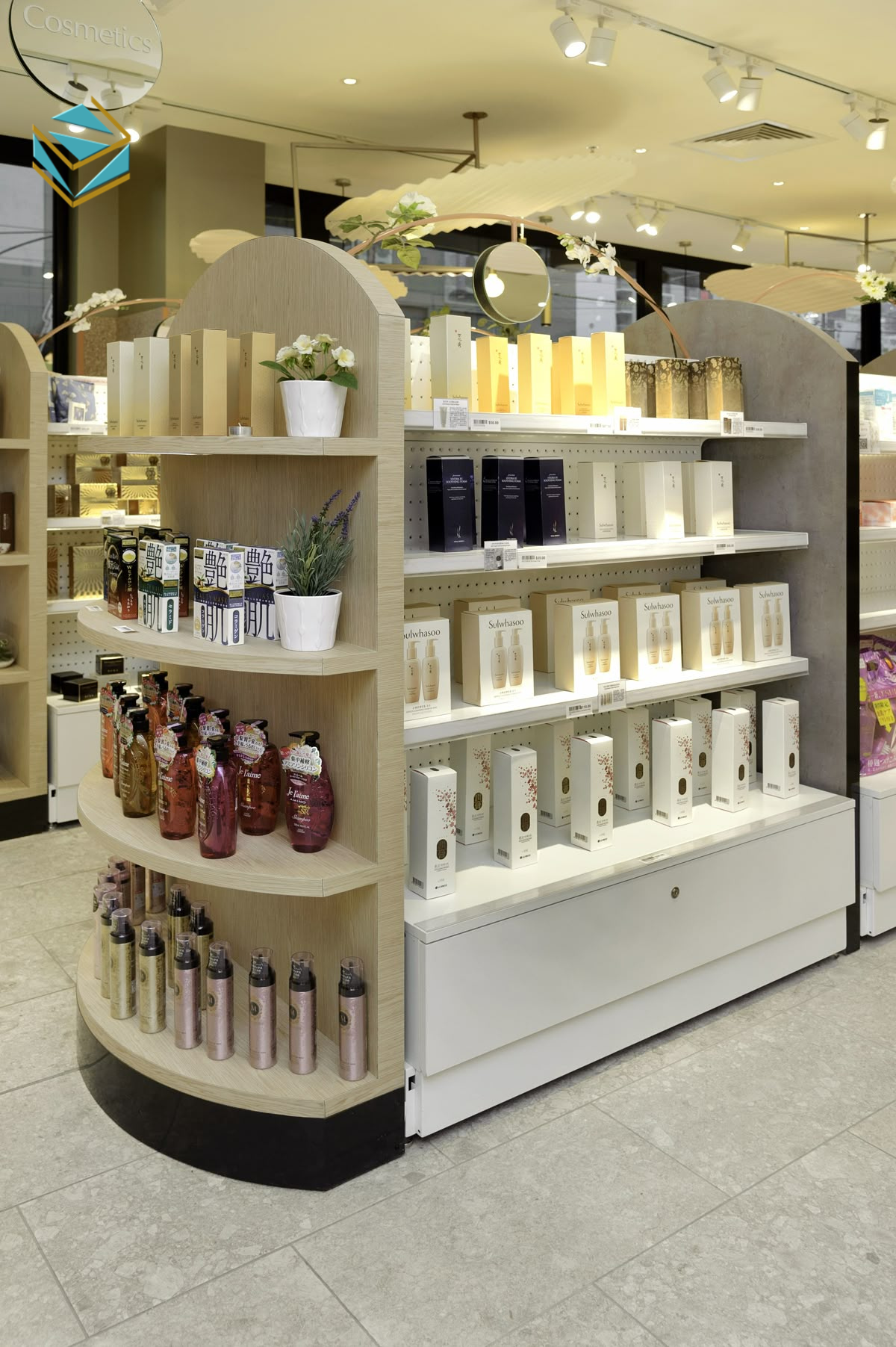 Kệ nhỏ nhưng đa công năng giúp sản phẩm luôn được trưng bày rõ ràng và tối ưu diện tích cửa hàng.