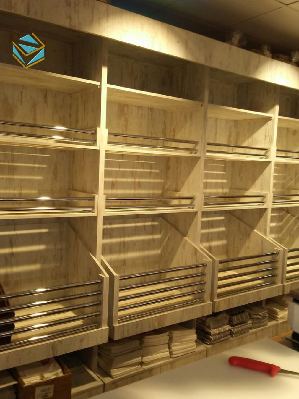 Mẫu kệ trưng bày bánh mì gỗ 3 tầng với khung gỗ tự nhiên, phù hợp tiệm bánh nhỏ muốn tối ưu không gian.