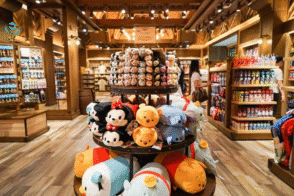 Mẫu kệ MDF kết hợp kính cường lực giúp trưng bày sản phẩm lưu niệm tinh xảo, tiết kiệm diện tích mà vẫn đảm bảo thẩm mỹ cho cửa hàng nhỏ dưới 20m².