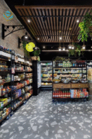 Hệ thống kệ được bố trí khoa học, phân loại theo nhóm sản phẩm như vitamin, collagen và thực phẩm bổ sung.