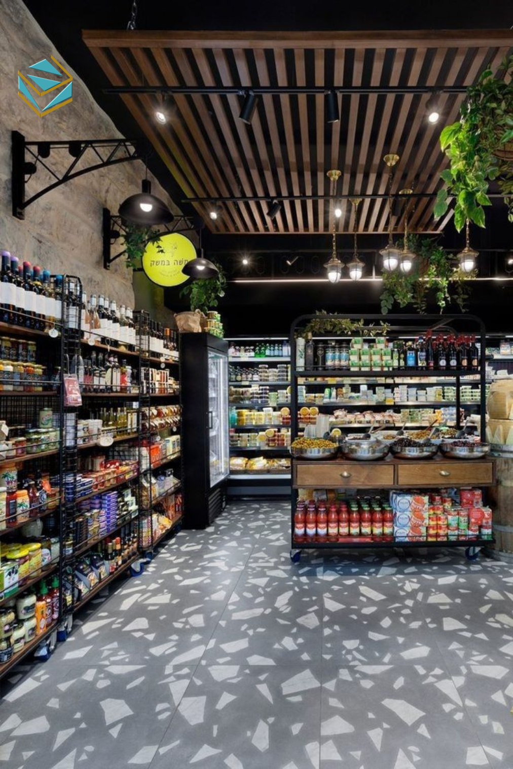 Hệ thống kệ được bố trí khoa học, phân loại theo nhóm sản phẩm như vitamin, collagen và thực phẩm bổ sung.