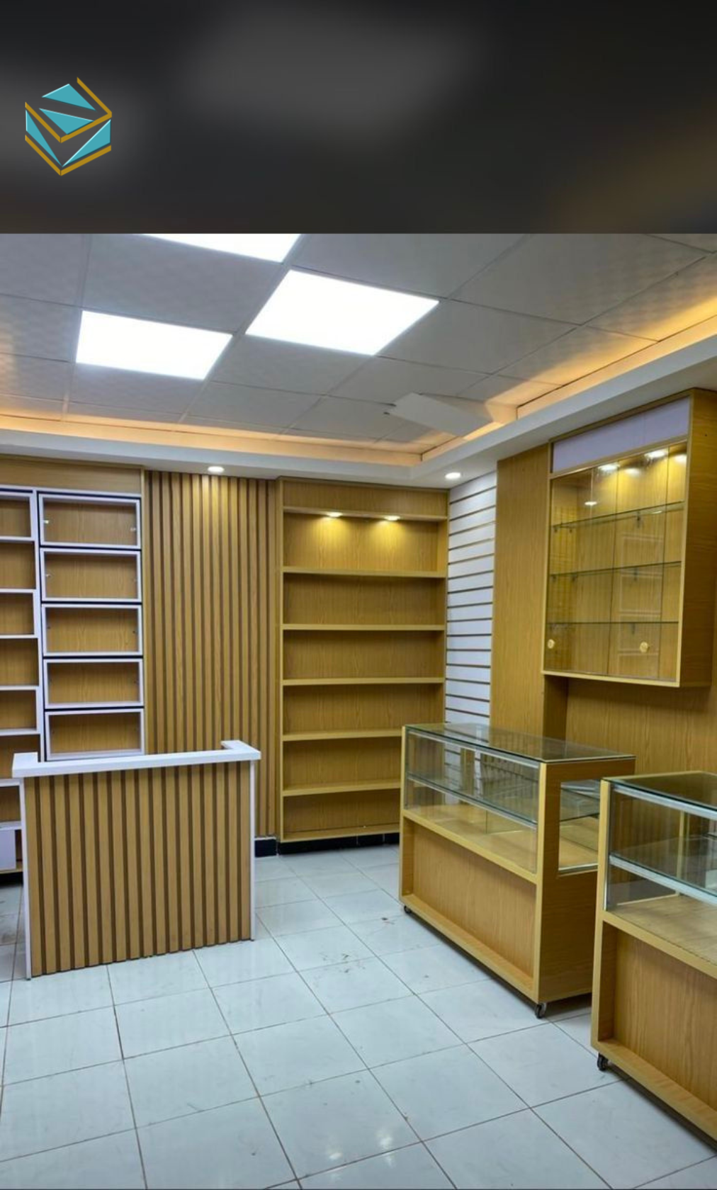 Không gian sử dụng tông trắng, kệ gỗ sáng, bố cục gọn gàng giúp tăng độ tin cậy và nâng tầm thương hiệu.