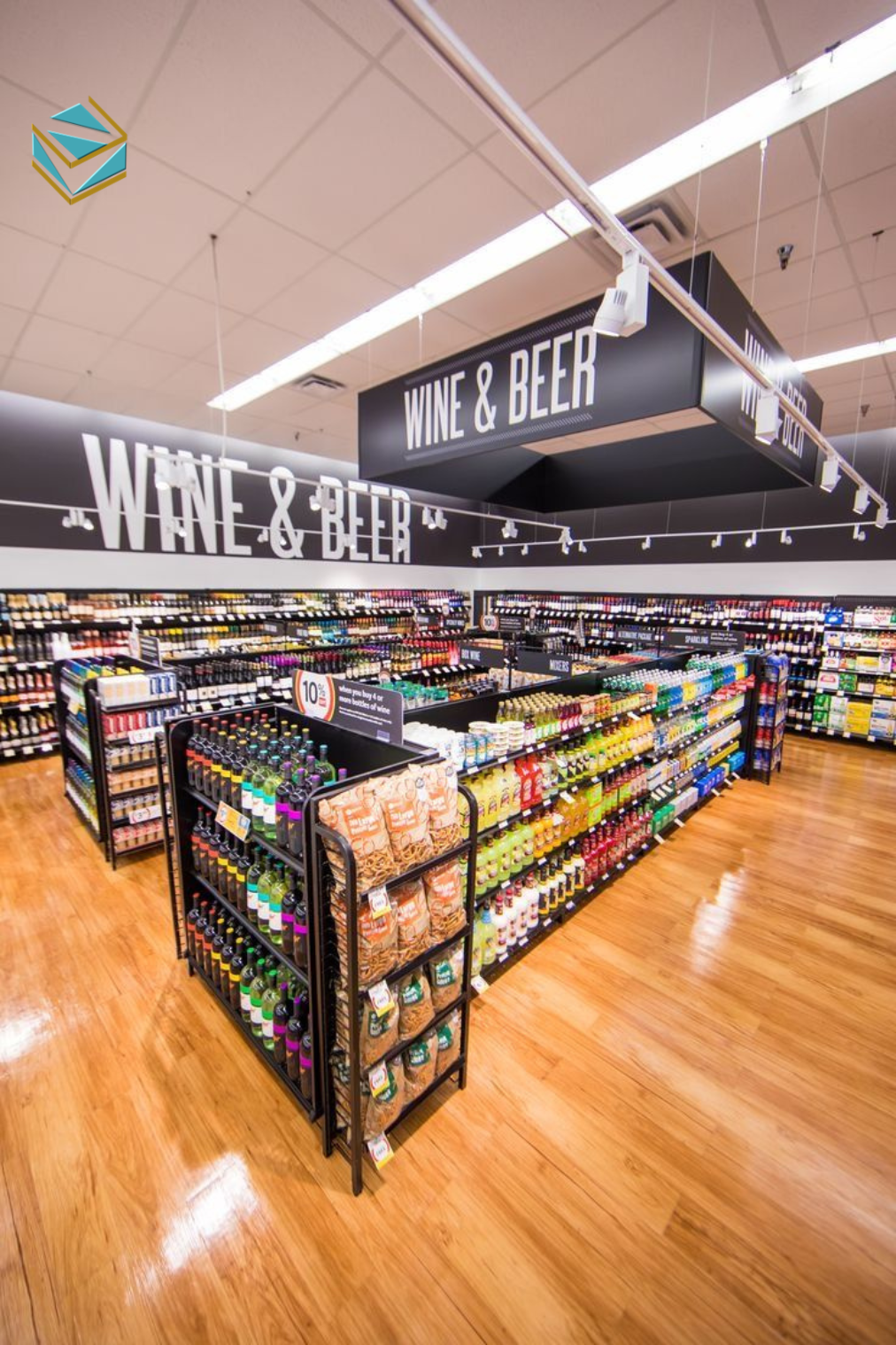 Không gian được chia rõ các khu sản phẩm như thực phẩm khô, hóa mỹ phẩm và đồ gia dụng.