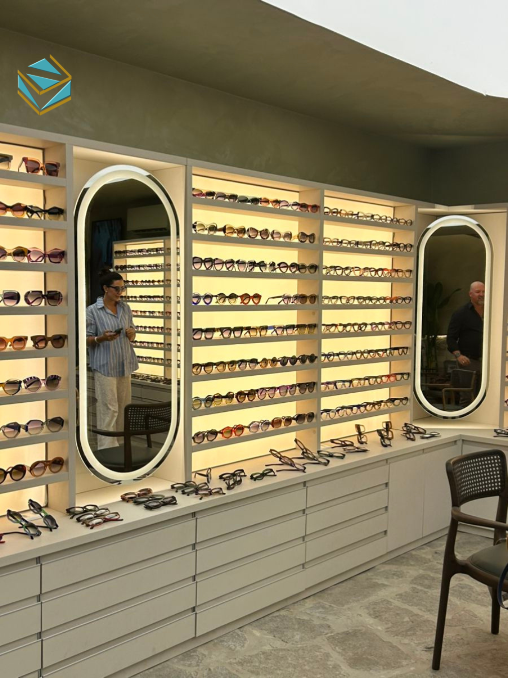 Thiết kế showroom mặt kính kết hợp vật liệu gỗ, kim loại và ánh sáng ấm tạo cảm giác boutique, phù hợp các thương hiệu cao cấp.