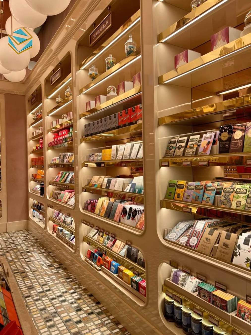 Giai đoạn sản xuất và lắp ráp kệ gỗ MDF phủ melamine, kết hợp sắt sơn tĩnh điện, đảm bảo độ bền cao cho shop quà tặng sử dụng lâu dài.