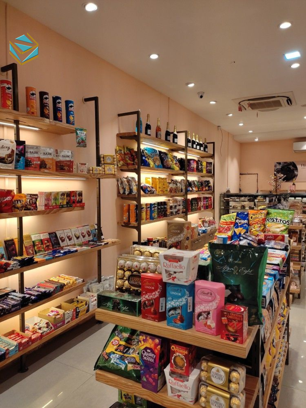 Hình ảnh ghi lại quá trình thi công nội thất shop quà tặng với kệ trưng bày module, đèn rọi sản phẩm và biển hiệu mica đèn viền LED, mang lại cảm giác cao cấp và chuyên nghiệp.