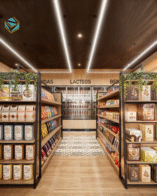 Biển hiệu lớn và cửa kính giúp cửa hàng thu hút khách vãng lai, tạo ấn tượng chuyên nghiệp ngay từ bên ngoài.