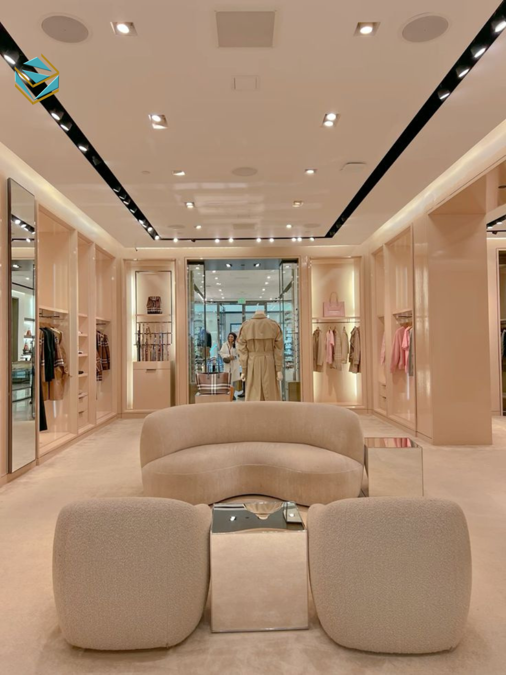 Phong cách tối giản trong thi công shop quần áo giúp không gian thông thoáng, dễ quản lý và không lỗi thời.