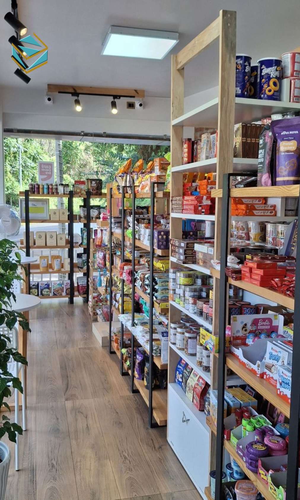 Hình ảnh cho thấy bố trí kệ thép sơn tĩnh điện chuẩn siêu thị mini, giúp tăng sức chứa và tạo lối đi rộng rãi cho khách mua sắm.