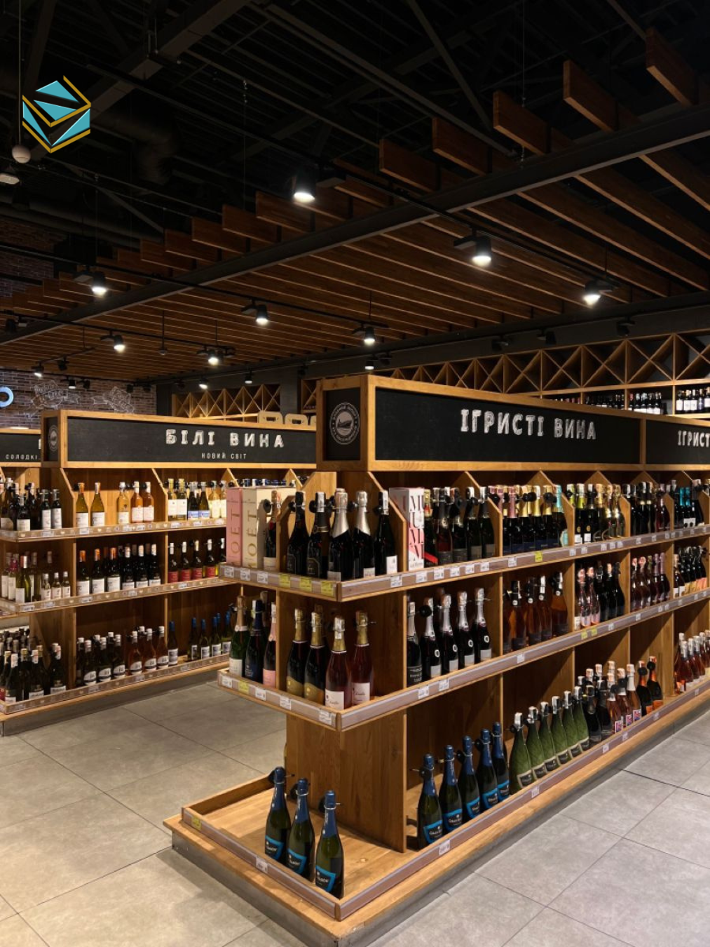 Hệ tủ rượu kính cường lực giúp trưng bày sản phẩm cao cấp, tăng độ sang và bảo vệ chai rượu hiệu quả.