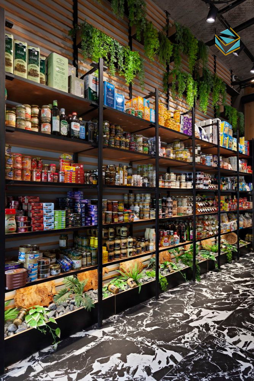 Lối đi rộng 1m và kệ sát tường giúp bố cục gọn gàng, phù hợp mặt bằng nhỏ.