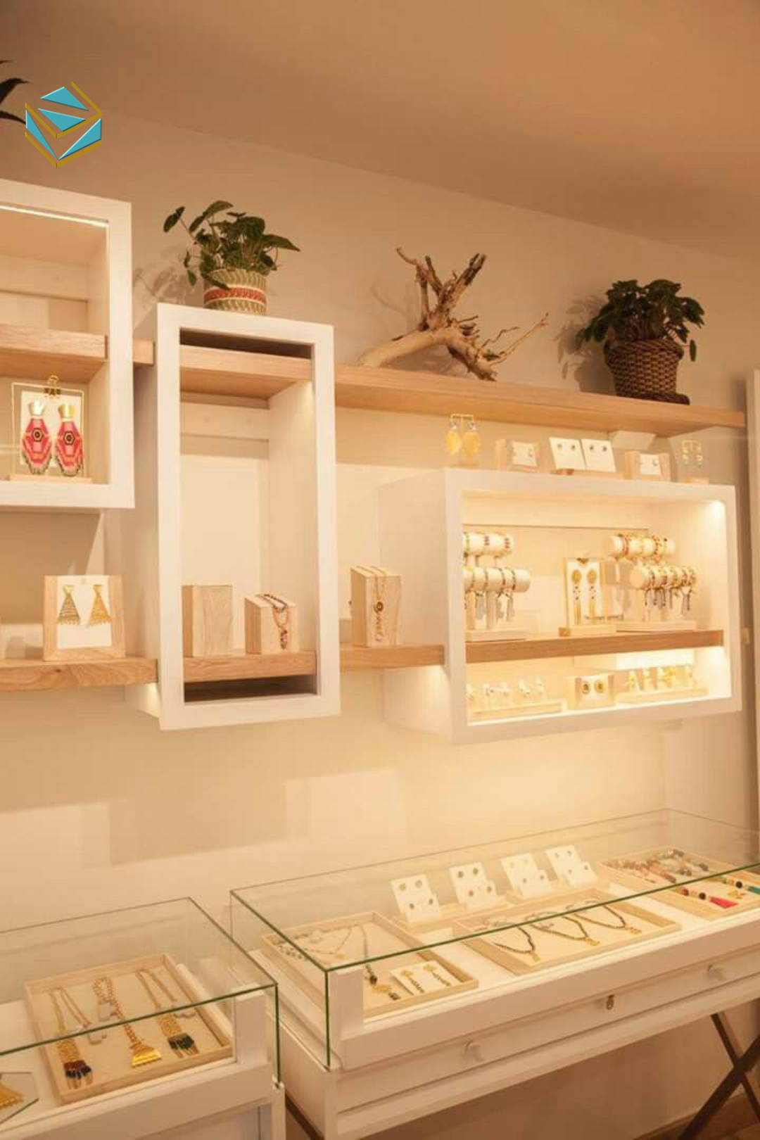 LED 4000–6500K và spotlight định hướng làm nổi bật kim loại, đá quý và chi tiết sản phẩm.