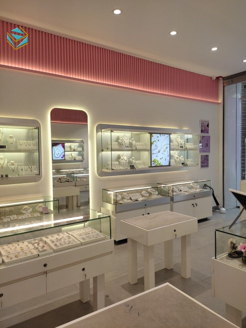 Hệ đèn LED âm tủ, kính cường lực trong suốt và chân inox mảnh tạo ấn tượng sang trọng cho showroom.