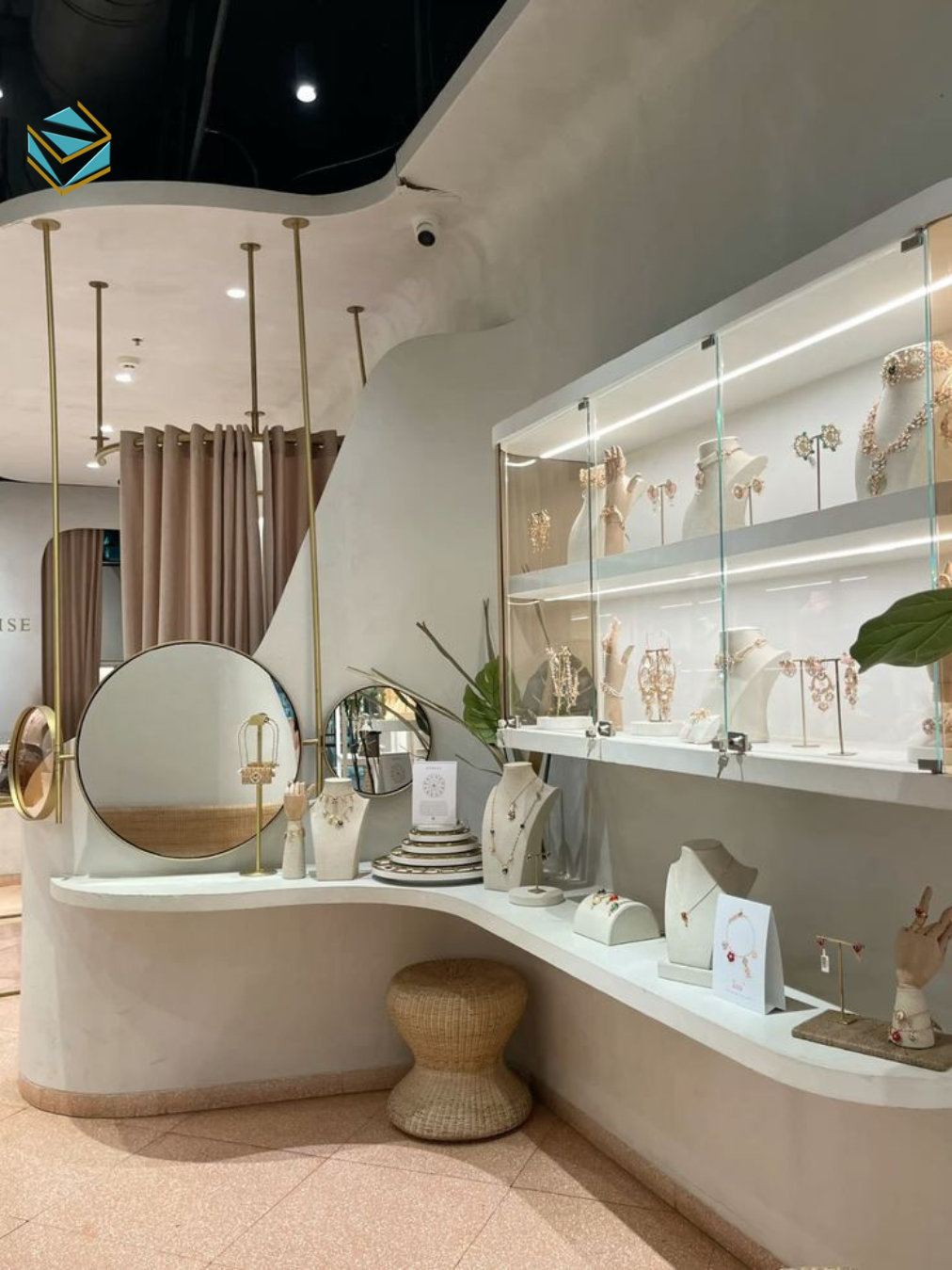 Thiết kế tối ưu diện tích 20–40m² với tủ sát tường, quầy nhỏ và ánh sáng điểm tạo chiều sâu.