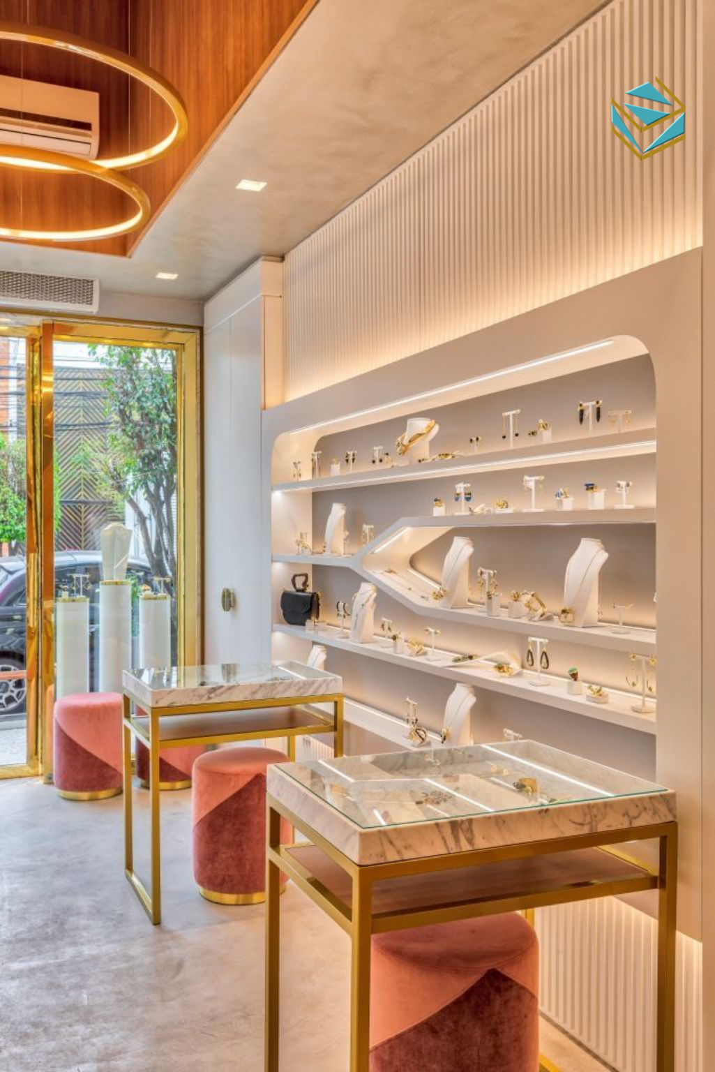 Không gian dùng vật liệu cao cấp: inox mạ vàng, đá nhân tạo, kính cường lực tạo điểm nhấn đẳng cấp.
