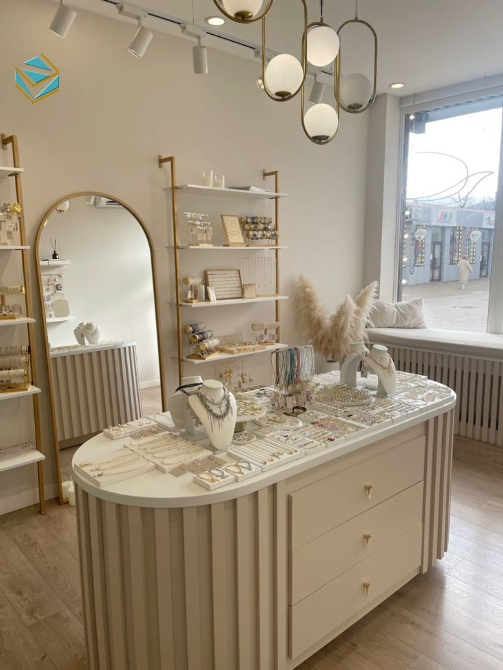 Tủ kính inox mạ vàng, mặt kính trong suốt và đèn LED âm tủ mang đến sự sang trọng tuyệt đối cho không gian.