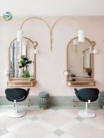 Quầy lễ tân được thiết kế nổi bật giúp salon tạo ấn tượng ban đầu, đồng thời tăng tính chuyên nghiệp cho không gian.