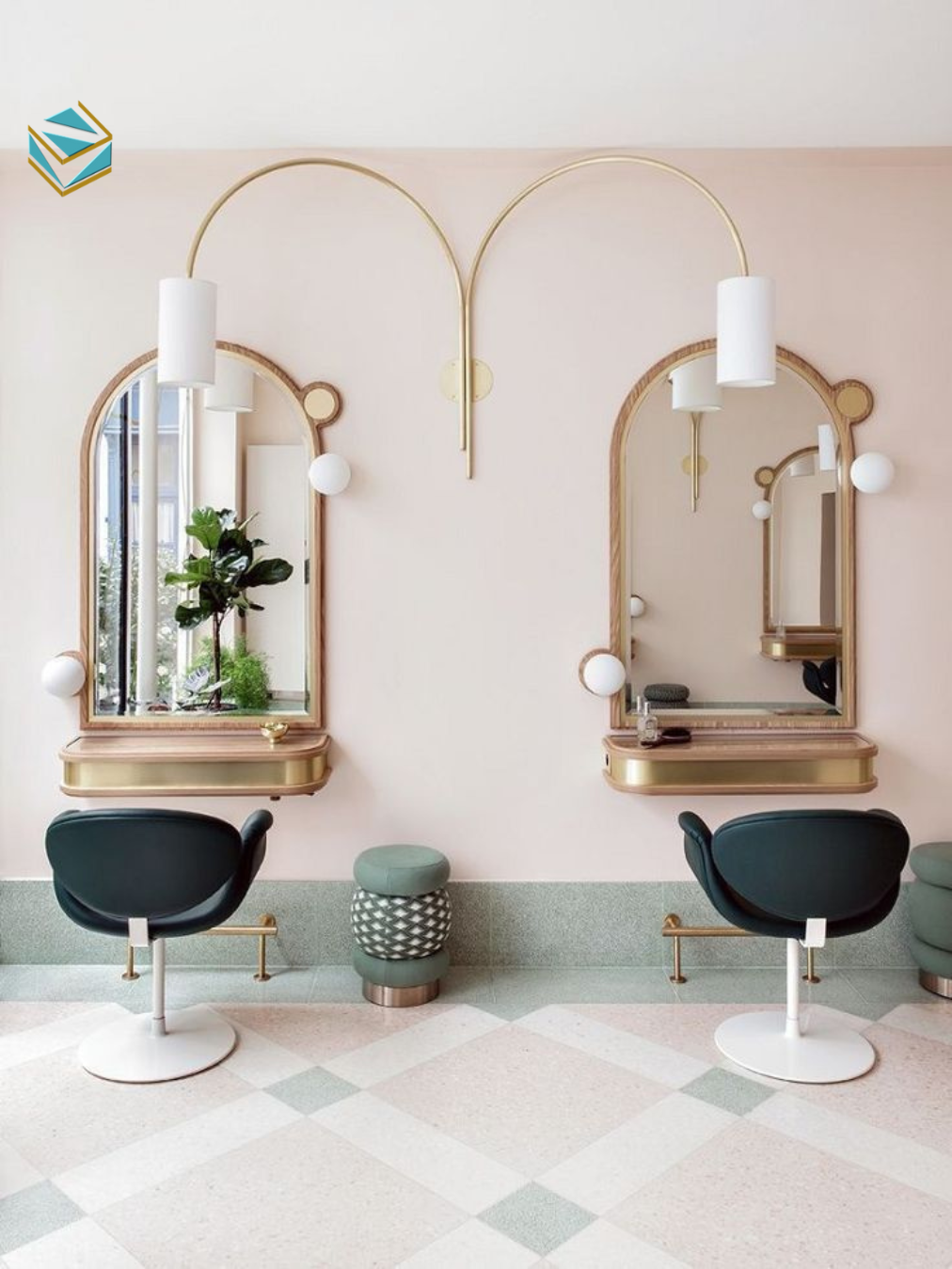 Quầy lễ tân được thiết kế nổi bật giúp salon tạo ấn tượng ban đầu, đồng thời tăng tính chuyên nghiệp cho không gian.