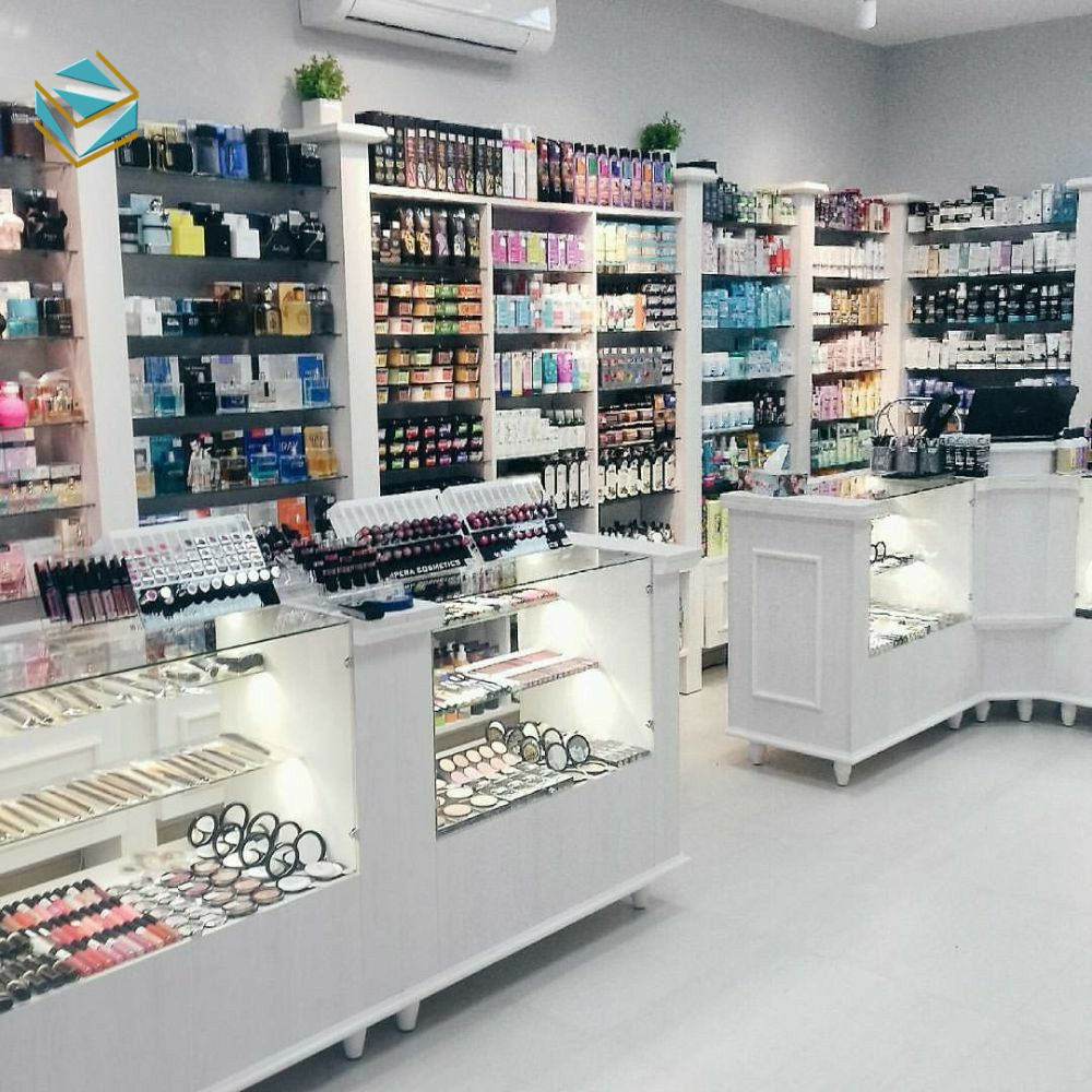 Bộ kệ trưng bày được bố trí khoa học giúp không gian tinh gọn, tạo cảm giác sang trọng và dễ mua sắm hơn cho khách hàng.
