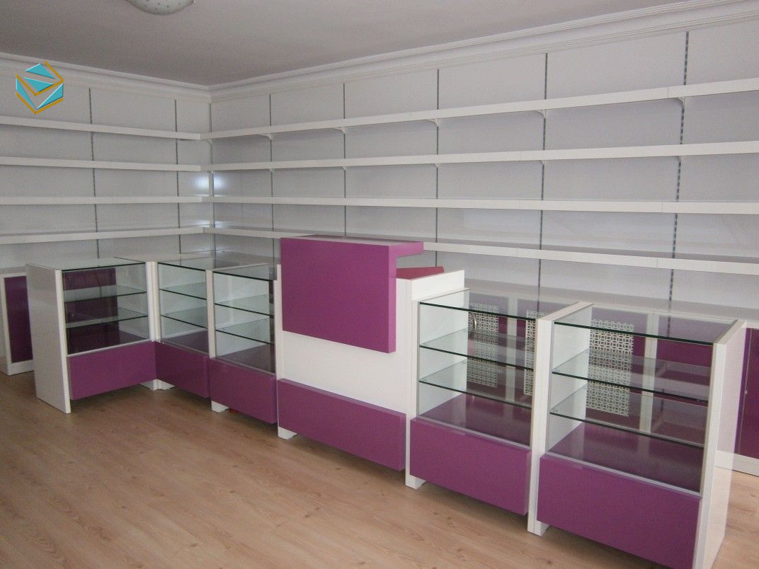 Kệ màu pastel tăng tính thẩm mỹ và tạo bầu không khí thân thiện, phù hợp khách hàng trẻ.