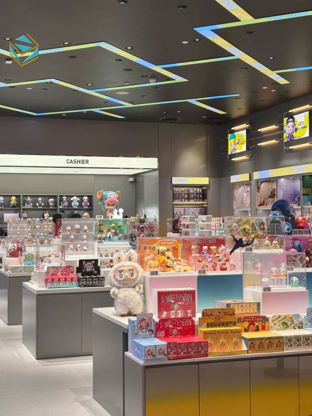 Không gian ấm cúng, sử dụng vật liệu gỗ, đèn vàng ấm và poster retro, phù hợp cửa hàng quà tặng thủ công, tạo cảm xúc hoài cổ cho khách hàng.