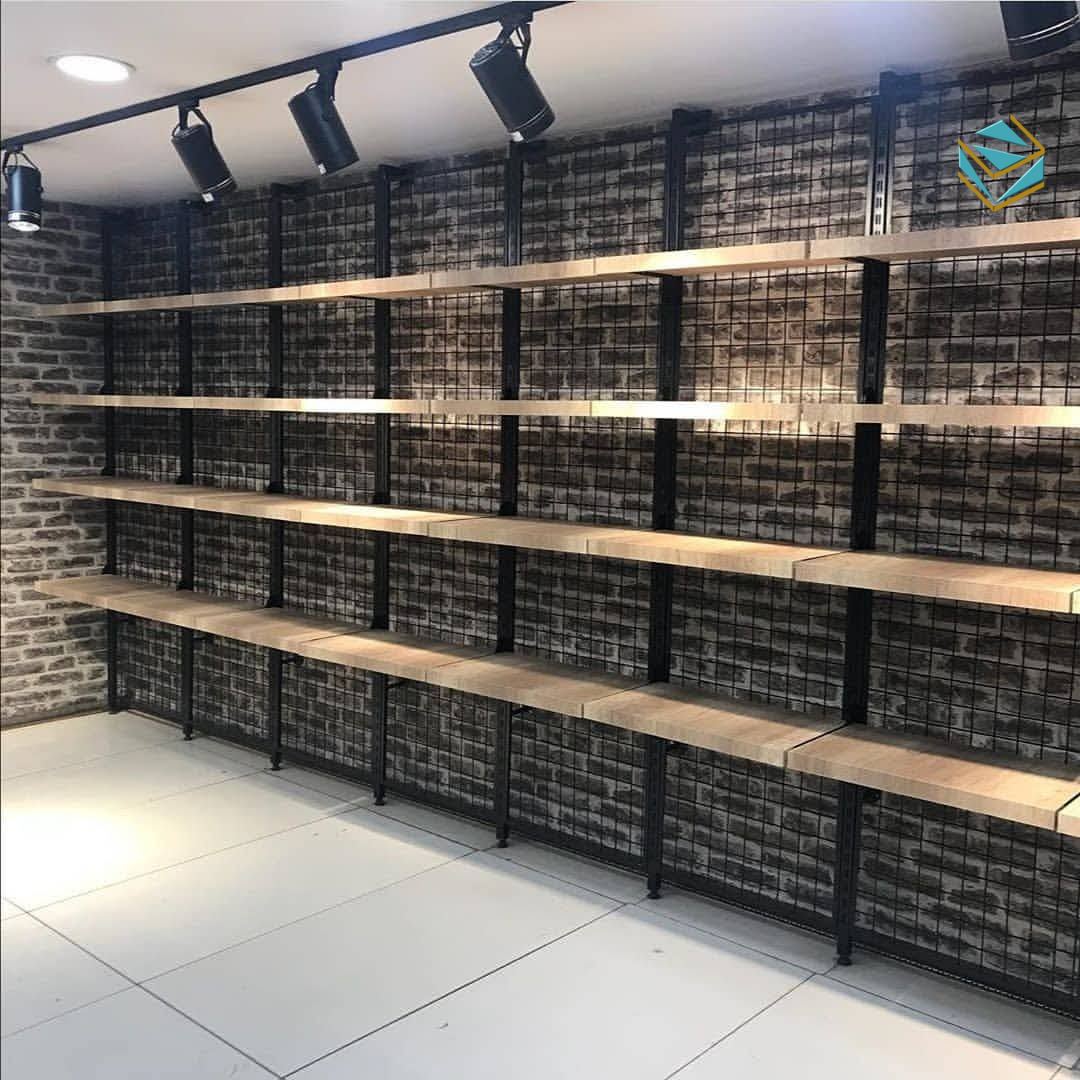 Mặt tiền cửa hàng được thi công với bảng hiệu LED và cửa kính lớn, tạo ấn tượng mạnh từ xa.