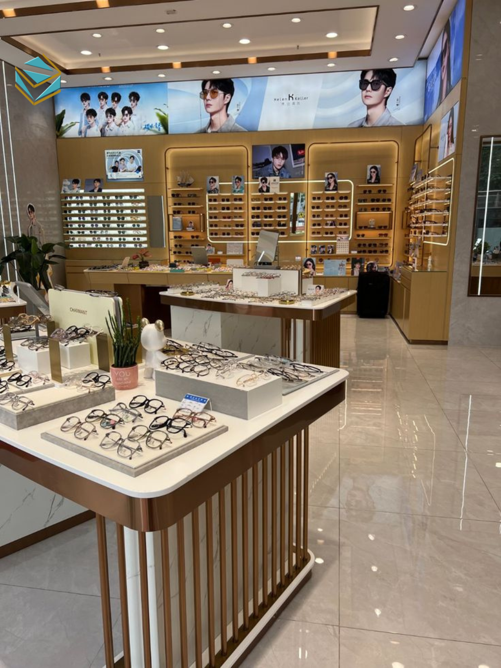 Không gian showroom sử dụng mặt kính trong suốt kết hợp bố cục mở, giúp tăng khả năng nhận diện thương hiệu và tạo ấn tượng chuyên nghiệp ngay từ ánh nhìn đầu tiên.