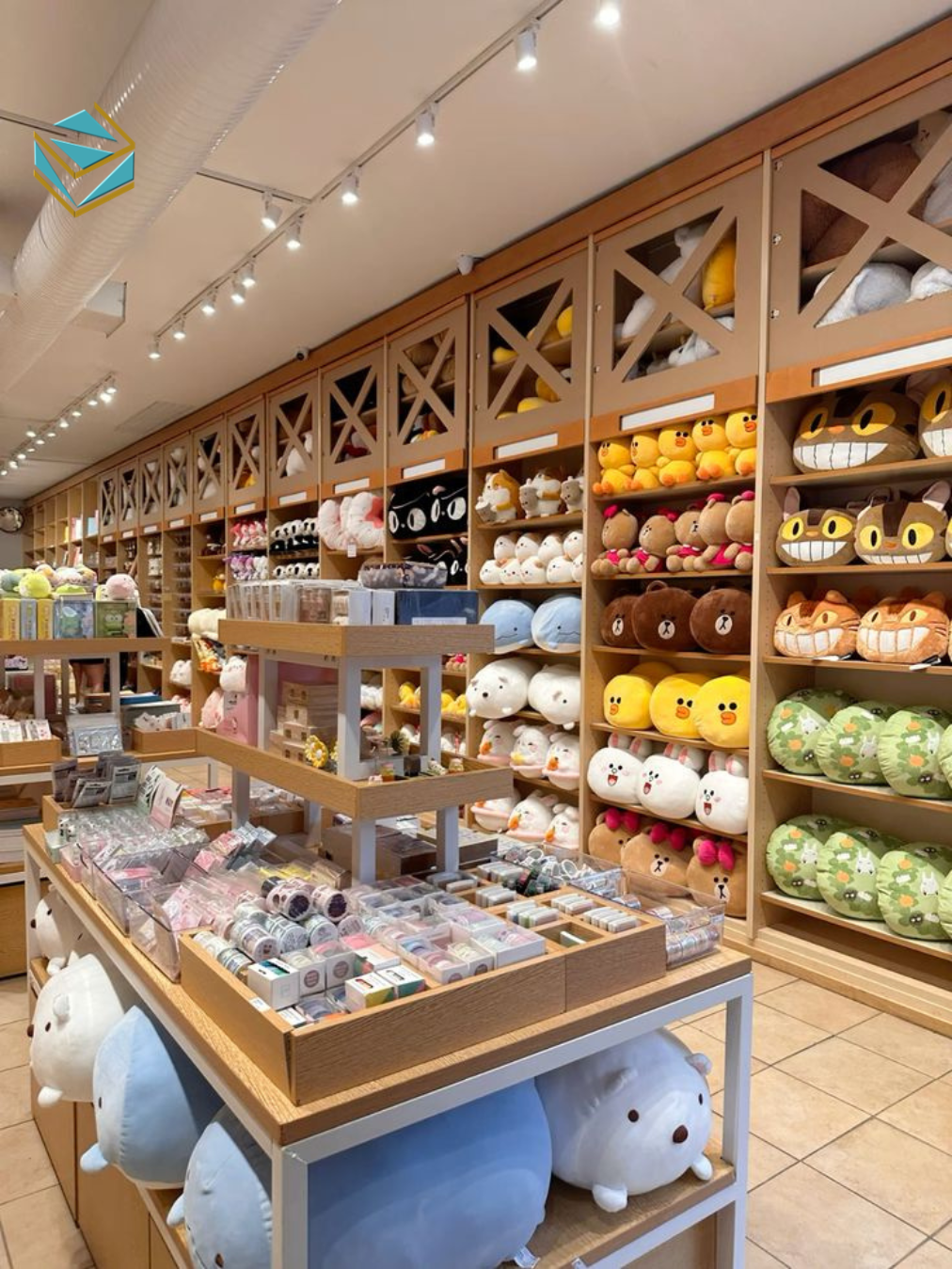 Không gian cửa hàng quà lưu niệm hiện đại với tông trắng – be, bố trí kệ trưng bày gỗ MDF chống ẩm và ánh sáng LED trung tính, thu hút khách du lịch và dân văn phòng.