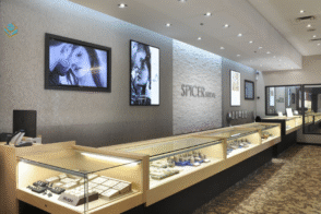 Giải pháp thiết kế thi công shop đồng hồ với mặt tiền kính lớn, tạo cảm giác sang trọng và chuyên nghiệp.