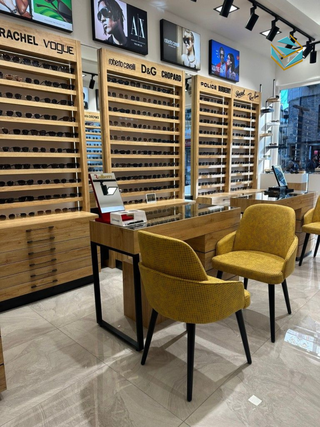 Hệ tủ kính cường lực được thiết kế tinh gọn, phù hợp với showroom bán lẻ mặt kính và showroom trưng bày sản phẩm cao cấp.