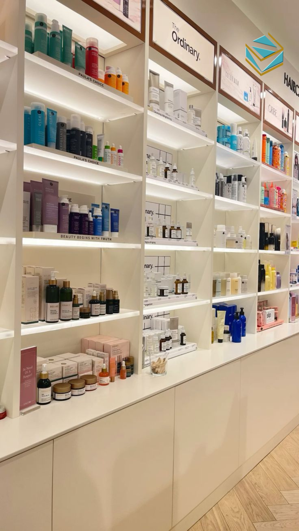 Thiết kế thi công shop mỹ phẩm chọn tủ đồng bộ giúp nhận diện thương hiệu rõ ràng và tối ưu trải nghiệm khách hàng.