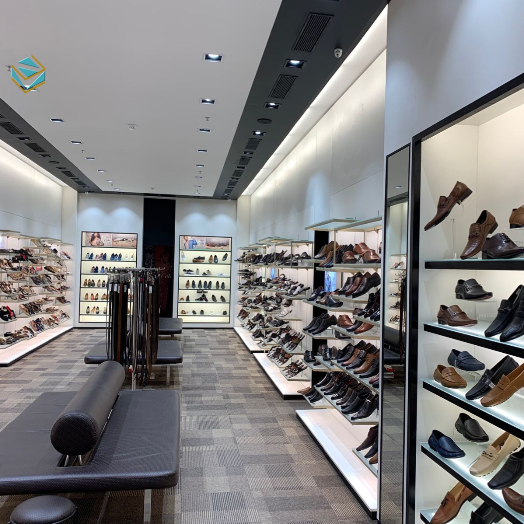 Thi công shop giày với hệ kệ trưng bày chắc chắn, bố trí khoa học giúp sản phẩm nổi bật và dễ lựa chọn.