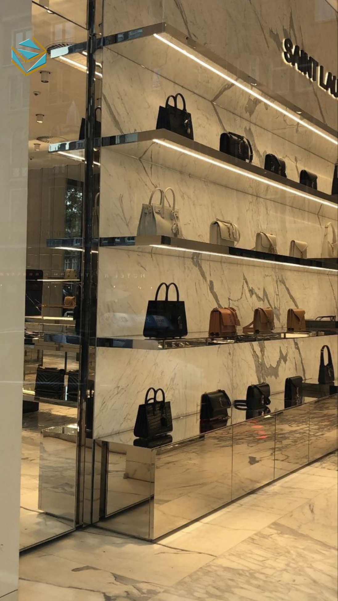 Công trình thi công nội thất shop túi xách sử dụng vật liệu kính, gỗ công nghiệp và kim loại, tạo cảm giác sang trọng và chuyên nghiệp.