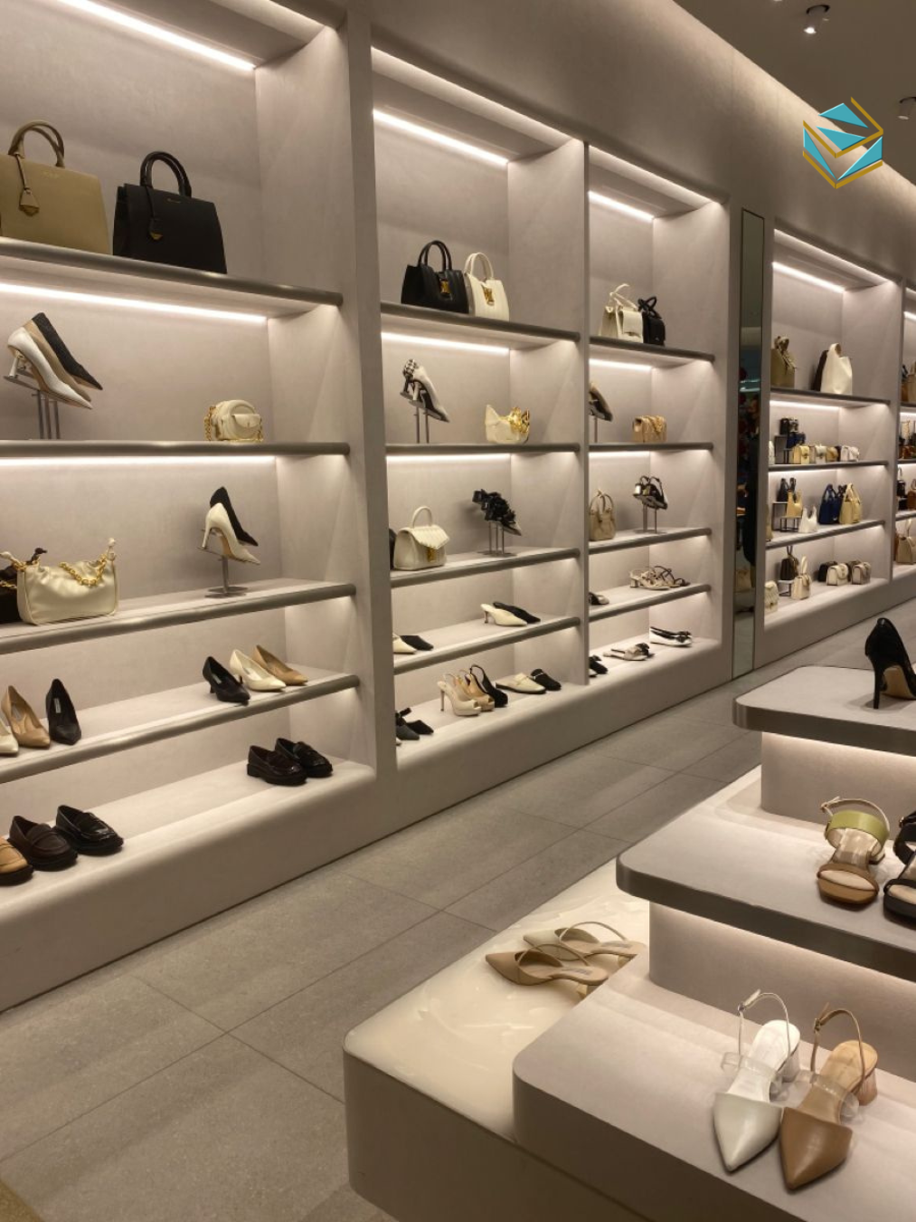 Giải pháp thi công shop giày cao cấp sử dụng vật liệu bền đẹp, giúp nâng giá trị sản phẩm và tăng trải nghiệm mua sắm.